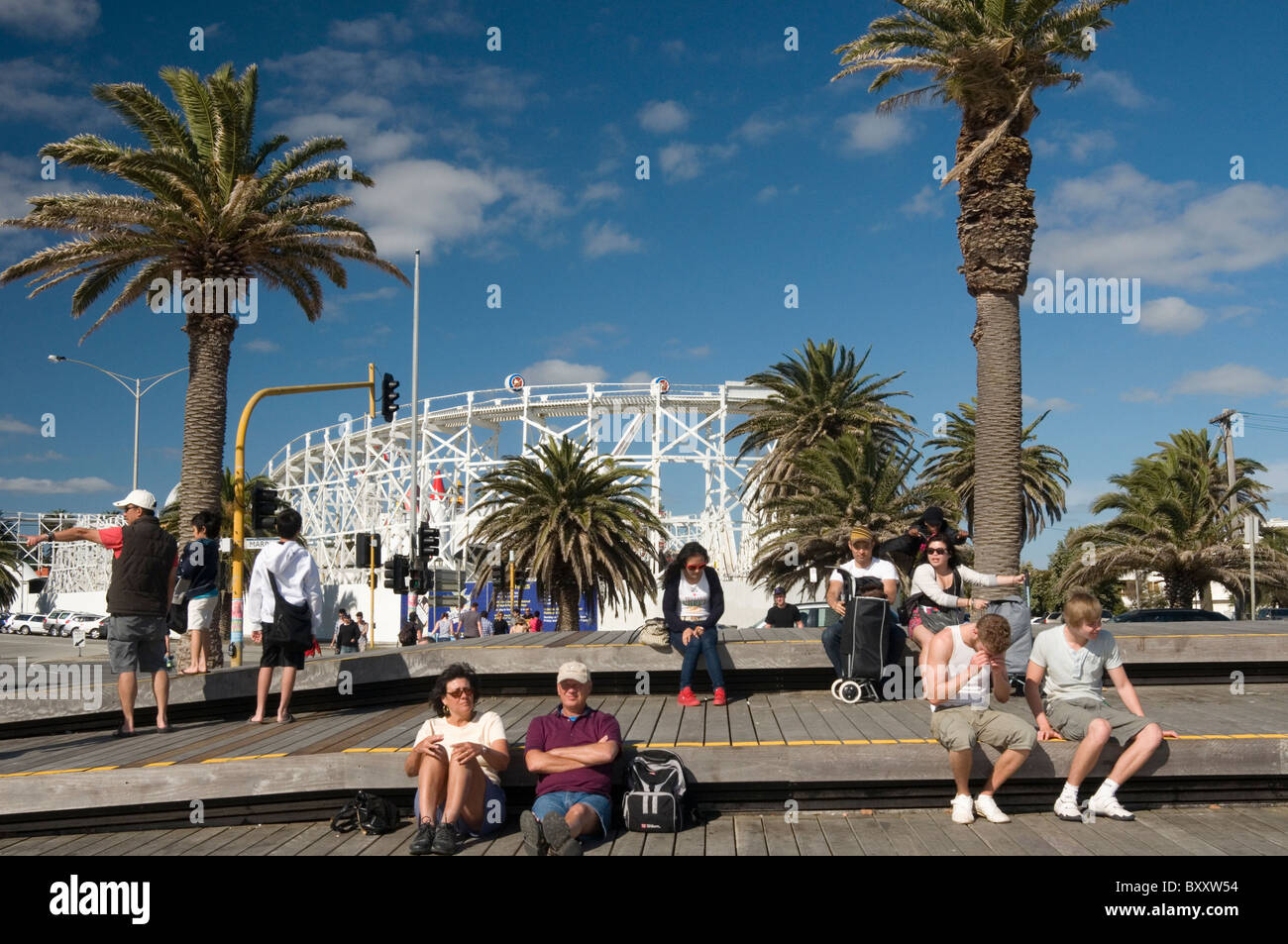 Menschen am Strand von St Kilda mit Luna Park jahrhundertealten Scenic Railway hinter Melbourne Stockfoto