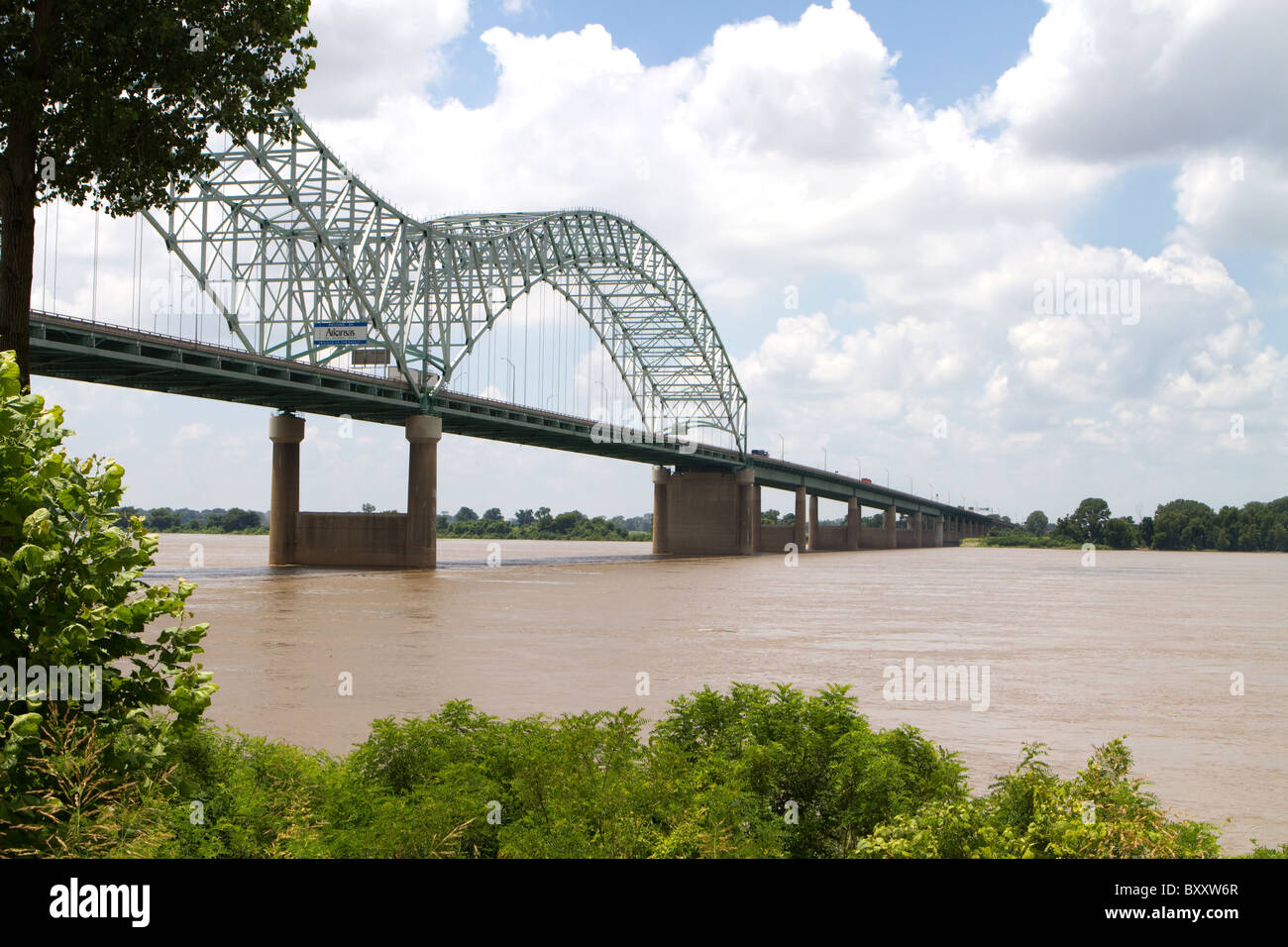 Interstate 40 Brücke über die schlammige Mississippi River verbindet Memphis, Tennessee, mit Westmemphis, Arkansas. Stockfoto