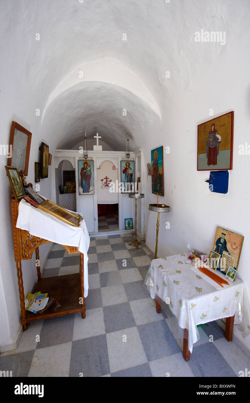 Innere des griechischen orthodoxen Kapelle mit Ikonen - Naxos Kykladen, Griechenland Stockfoto