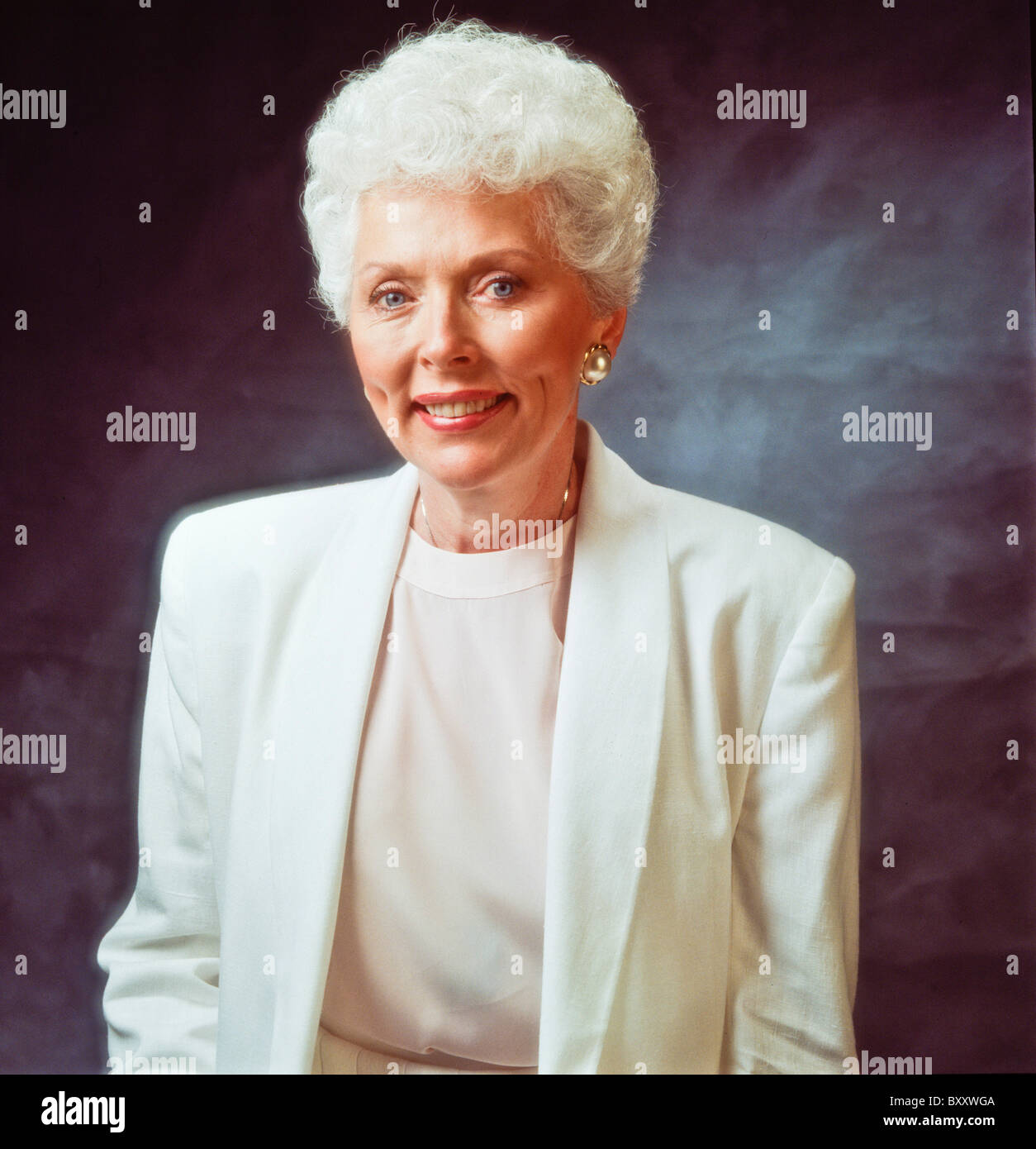 Ein weißes Haar älteren weiblichen Senioren zeigt medical alert Halskette Stockfoto