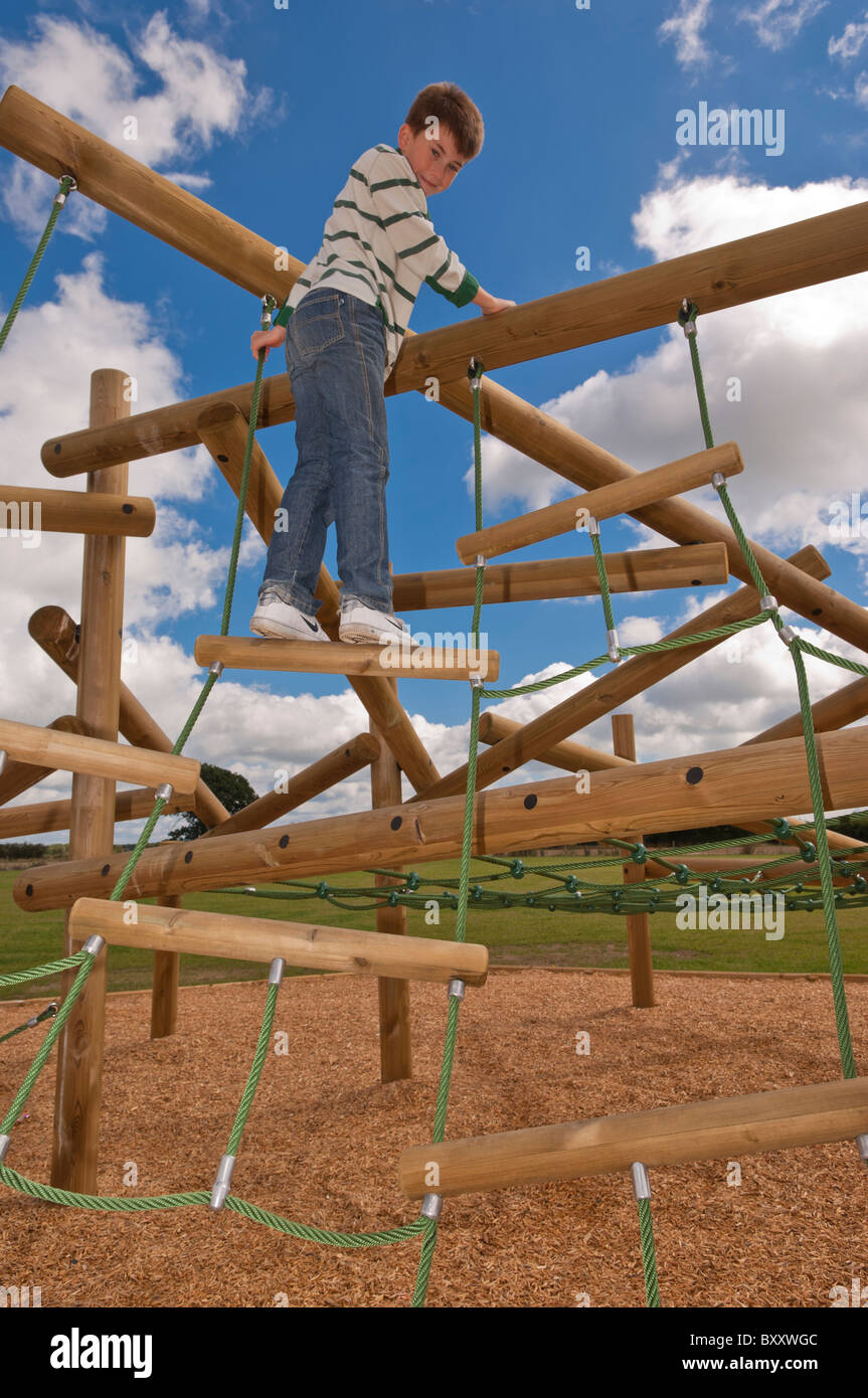 Ein MODEL Release Bild eines elf Jahre alten Jungen auf einem Klettergerüst im Vereinigten Königreich Stockfoto