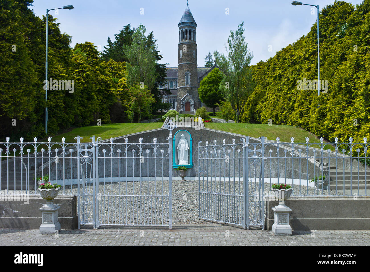 Kirche und Statue der Jungfrau Maria in Timoleague, County Cork, Irland Stockfoto