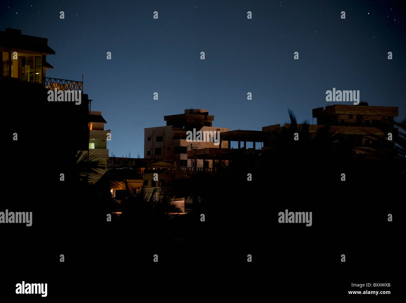 Dorf-Silhouette in der Nacht Stockfoto