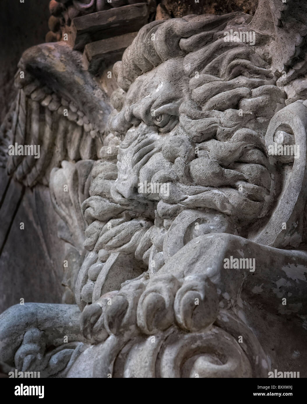 geschnitzten Stein Löwenkopf mit Flügeln Stockfoto