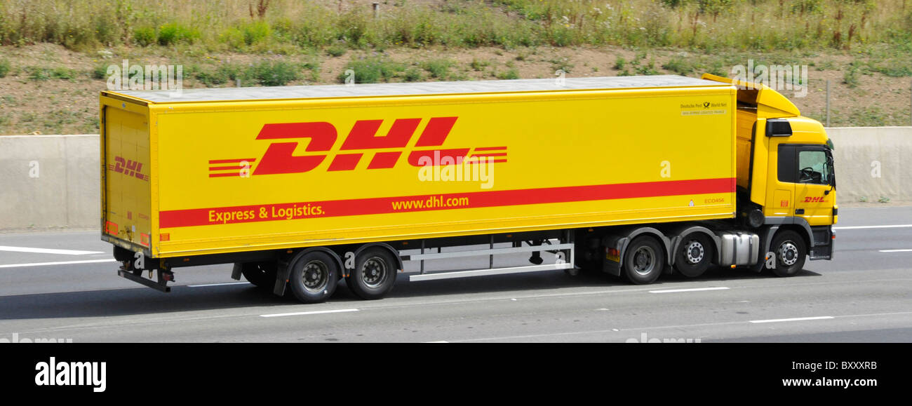 Seitenansicht European DHL Express Logistics Road Freight Business Auflieger & Namensanzeige gelb lkw Lkw M25 Autobahn Essex England UK Stockfoto