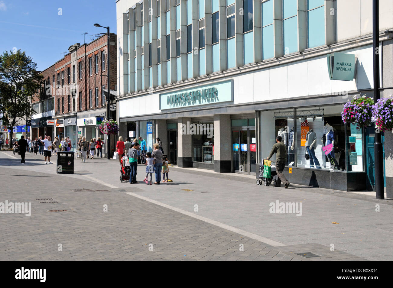 Typische Marks and Spencer High Street Shops Stockfoto