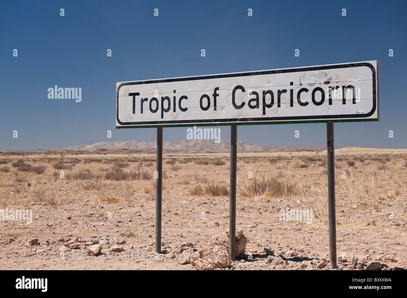 Wendekreis des Steinbocks Schild Marker, Gaub Pass nördlich von Solitaire, Namibia, Südafrika. Stockfoto