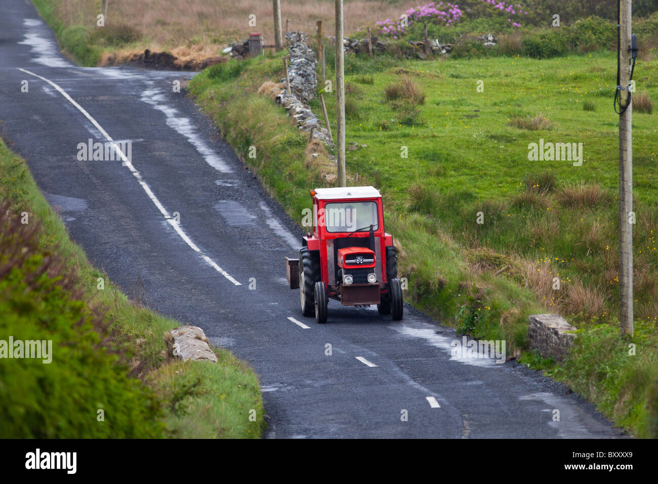 Kleine Bauernhof Traktor in den Gassen in der Grafschaft Clare, westlich von Irland Stockfoto