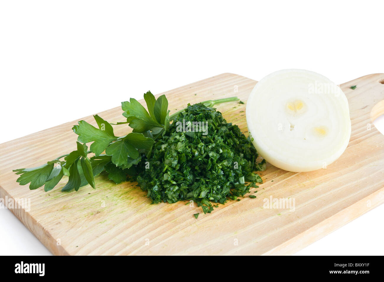 Zwiebel und Petersilie isoliert auf weißem Hintergrund mit Beschneidungspfad Stockfoto