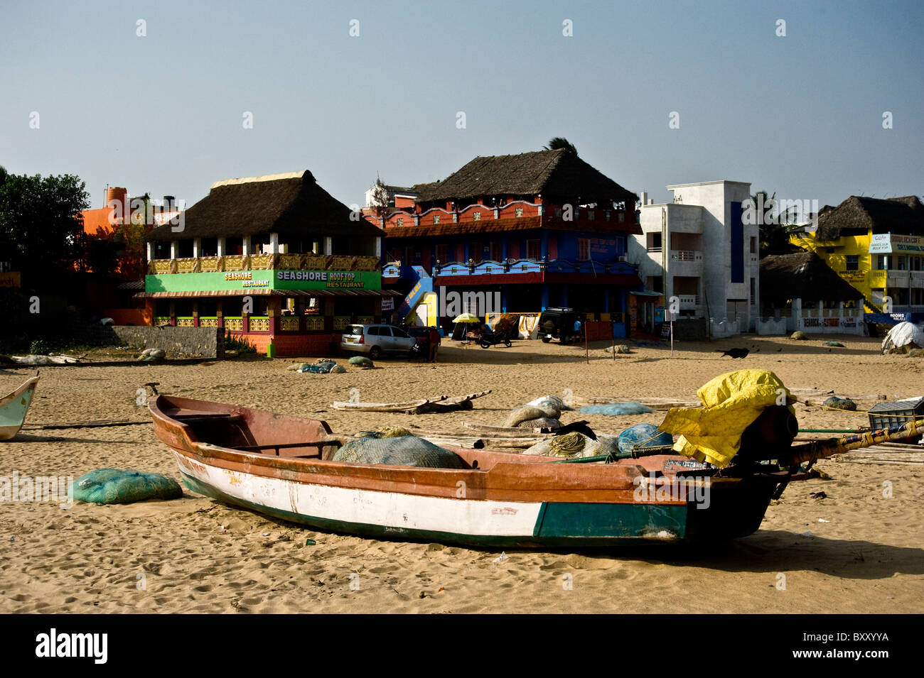 Mamallapuram indischen Fischerdorf aus dem Golf von Bengalen mit Fischerbooten. Stockfoto