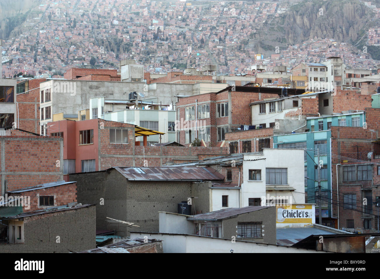 Gebäude in La Paz mit Häusern auf dem Hügel hinter Stockfoto