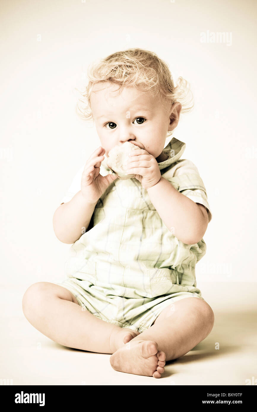 Porträt eines Babys, das aussieht, intuitives Lernen, Stockfoto