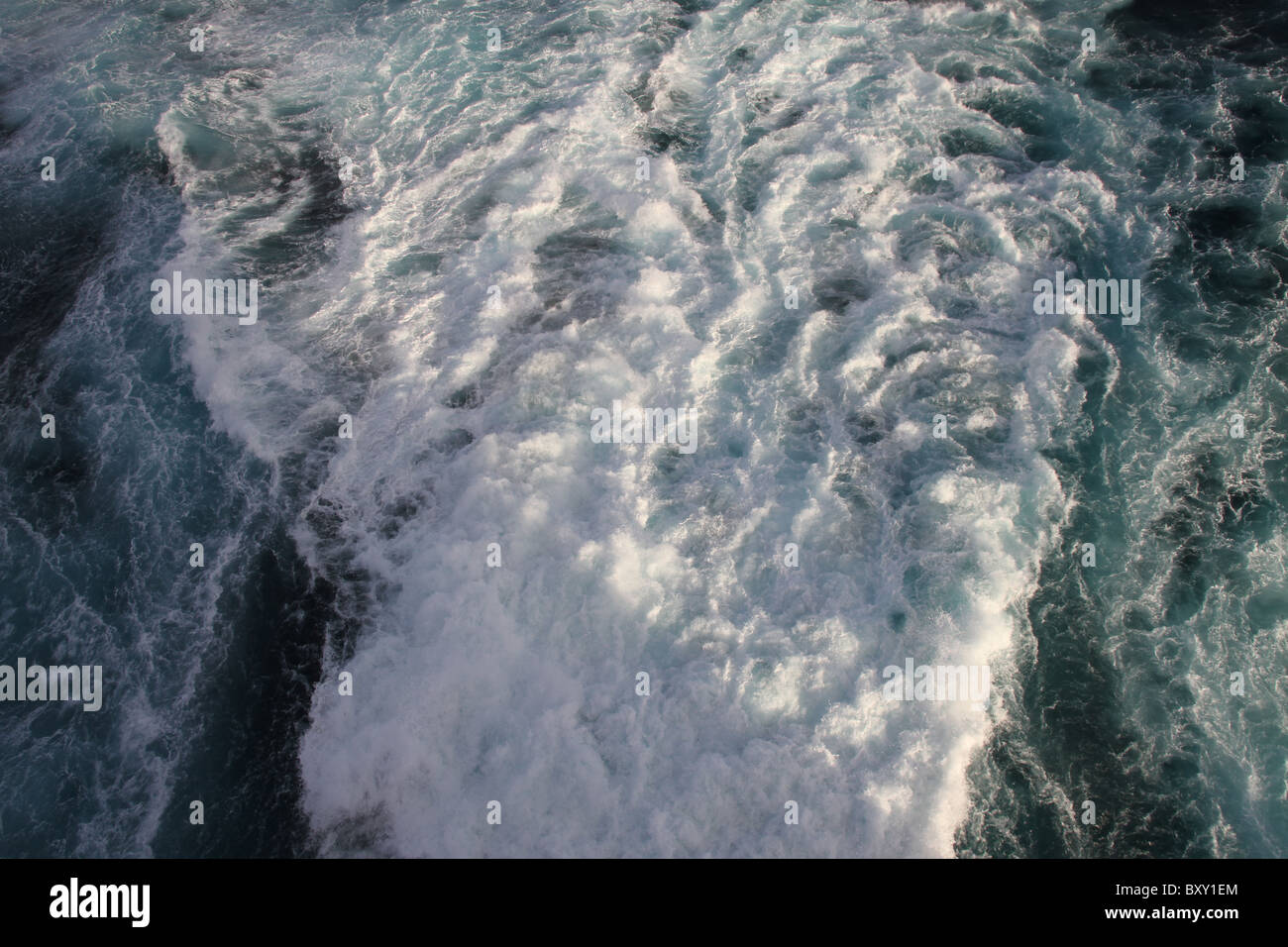 Blick auf den Atlantischen Ozean aus dem Achterdeck ein Kreuzfahrtschiff Stockfoto