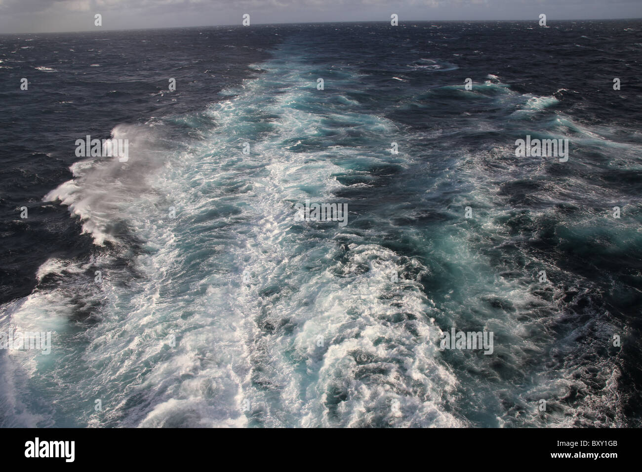 Blick auf den Atlantischen Ozean aus dem Achterdeck ein Kreuzfahrtschiff Stockfoto