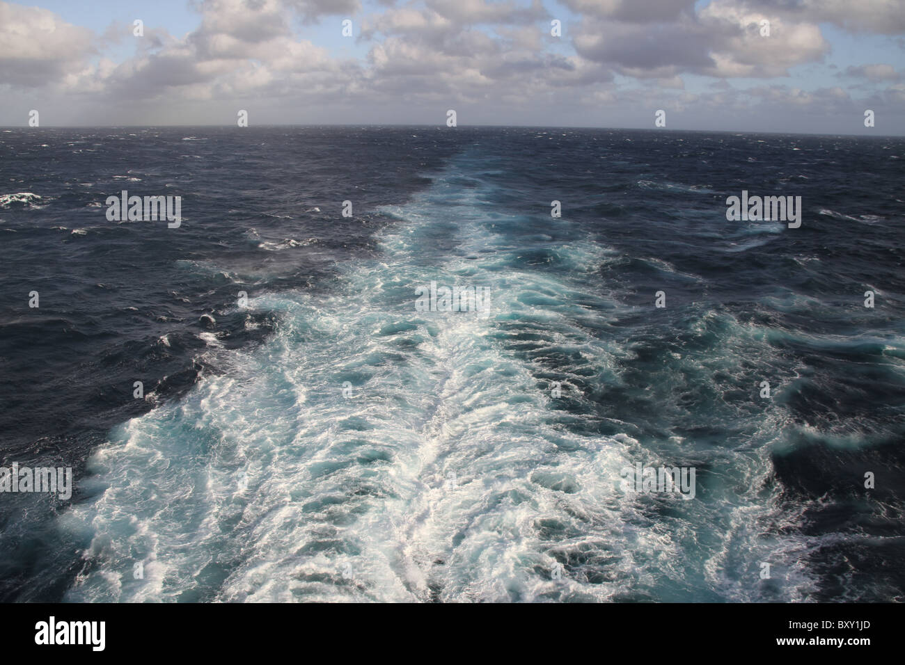 Blick auf den Atlantischen Ozean aus dem Achterdeck ein Kreuzfahrtschiff Stockfoto