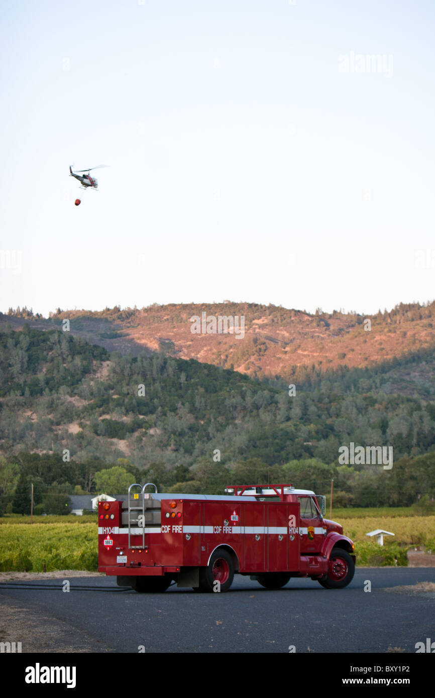 Ein Feuerwehrauto und Hubschrauber zu reagieren, zu einem Brand im kalifornischen Napa Valley in der Nähe von sunset Stockfoto