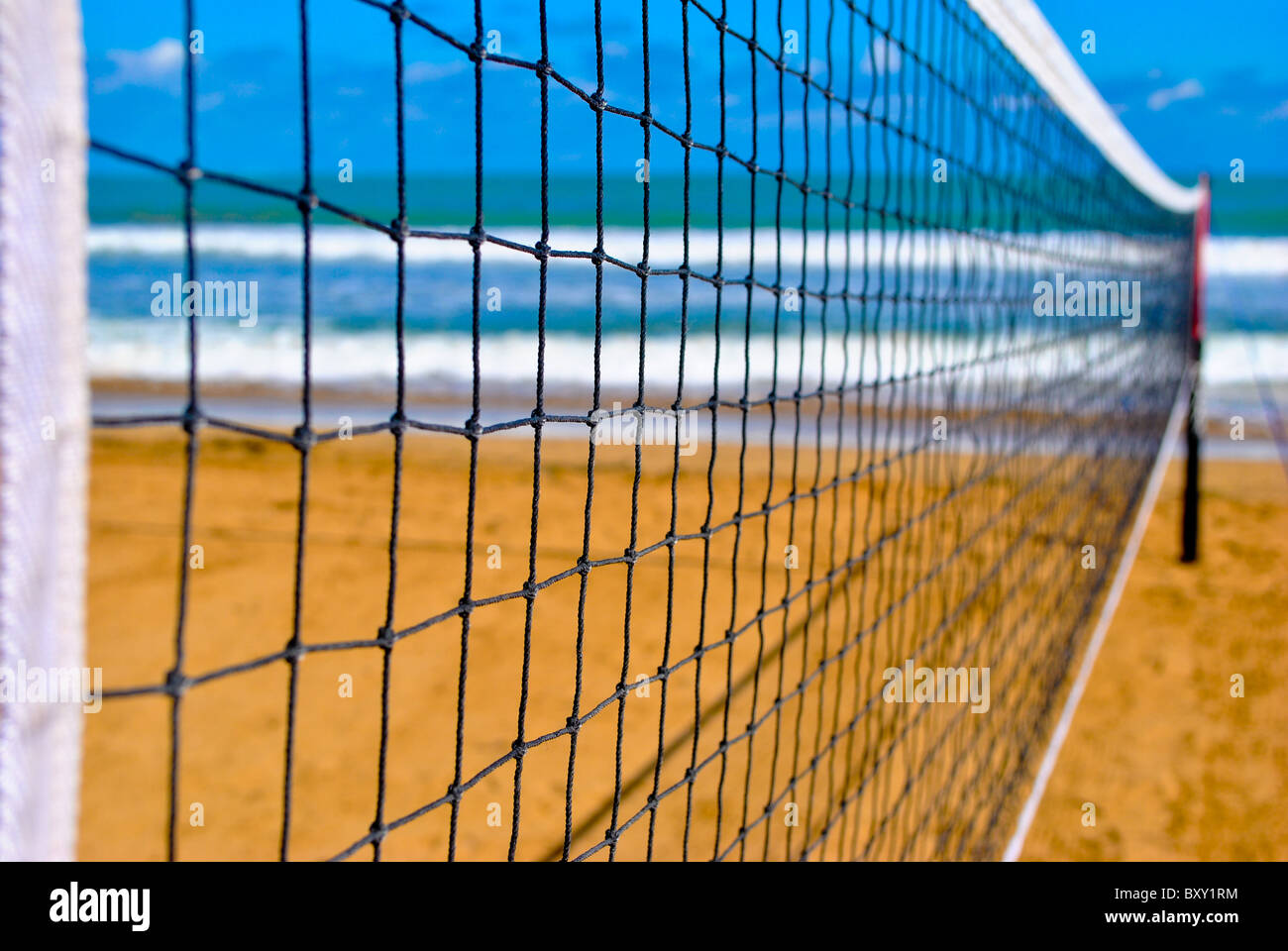 Volleyballnetz am Meer. Stockfoto