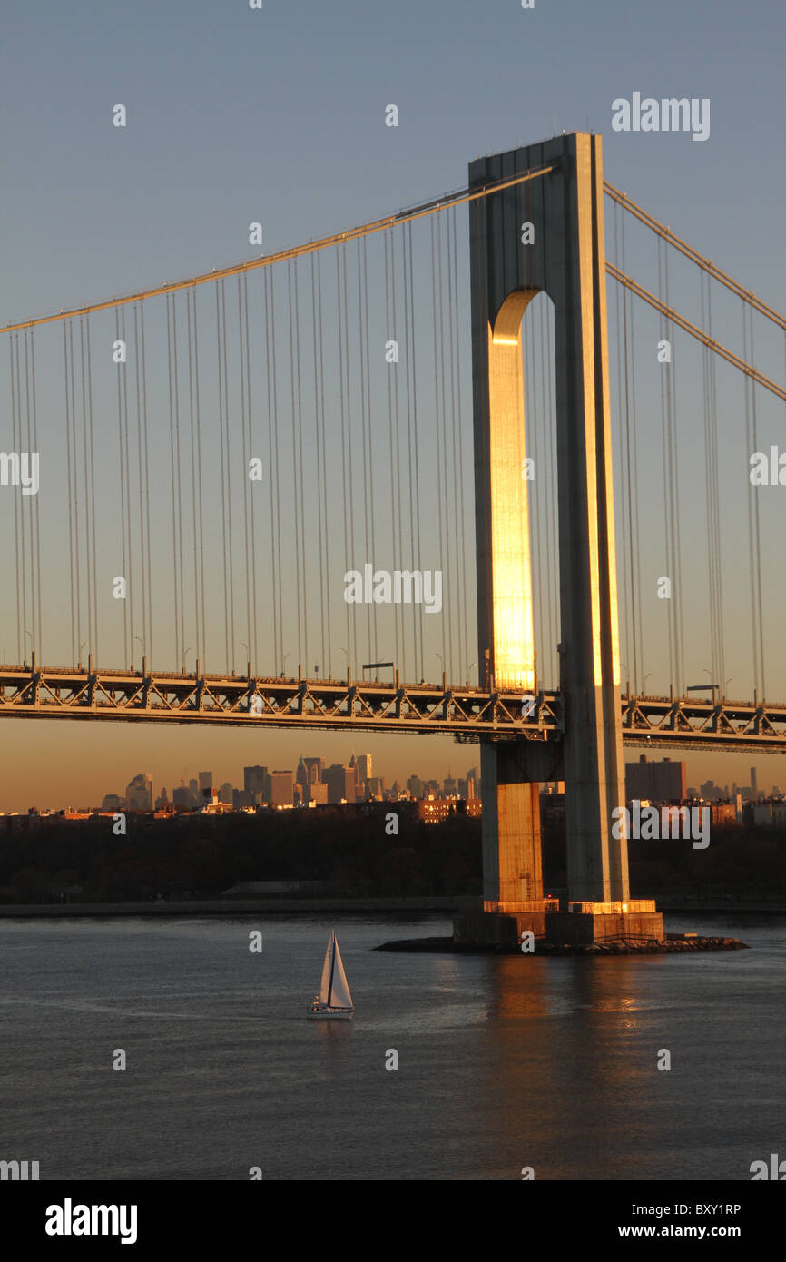 Die Verrazano Bridge ist eine Doppel-gedeckten Hängebrücke, die die Bezirken von Staten Island und Brooklyn in New York verbindet Stockfoto