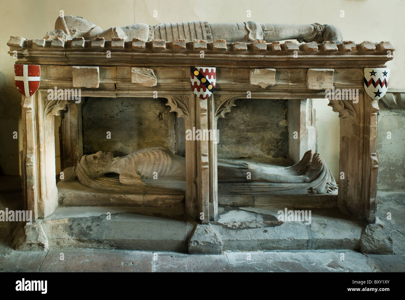 Fyfield, Berkshire. St. Nicholas Church, Denkmal zum Sir John Golafre, starb 1363, Liegerad Bildnis auf Stein über dem Kadaver Stockfoto