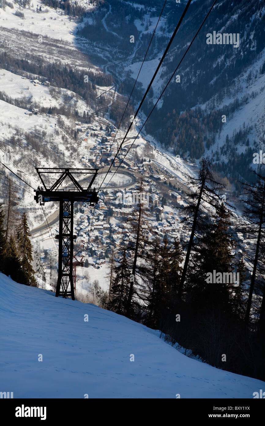 Seilbahn-Säule mit Blick auf die kleine Stadt Entreves, Courmayeur, Valle d ' Aosta, Italien Stockfoto