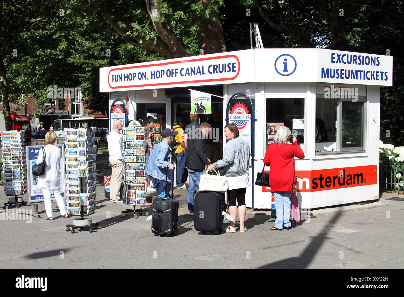 Hop-on Hop-off-Kanal Kreuzfahrt touristische Ausflüge Kiosk in Amsterdam, Holland Stockfoto