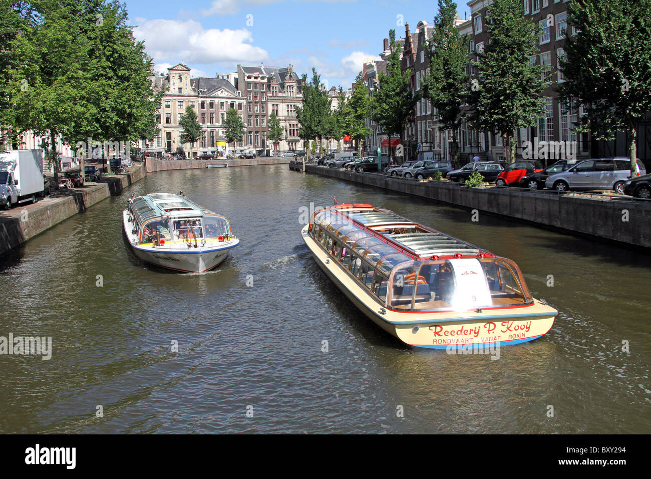 Touristischen Ausflugsboote am Kanal in Amsterdam, Holland Stockfoto