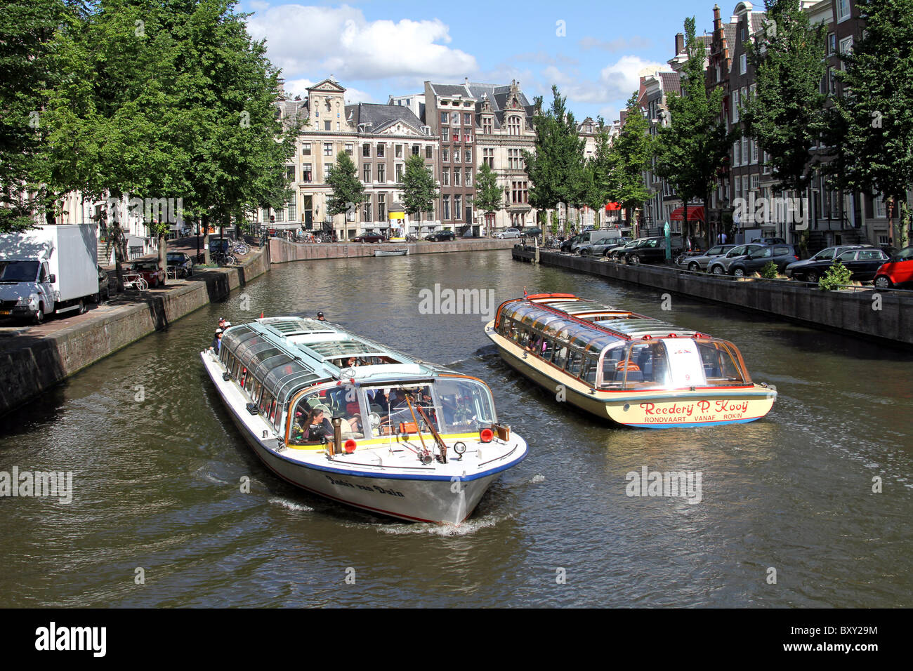 Touristischen Ausflugsboote am Kanal in Amsterdam, Holland Stockfoto
