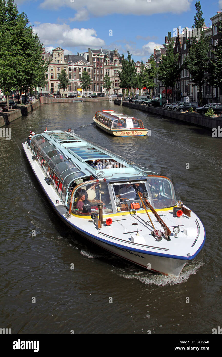 Touristischen Ausflugsboote am Kanal in Amsterdam, Holland Stockfoto