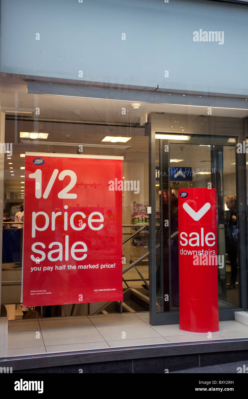 Schaufensterverkauf, Aushang, halber Preis Verkauf während der Geschäftsabfertigung Liverpool One, Merseyside, Großbritannien. Liverpools Geschäftsviertel, Stockfoto