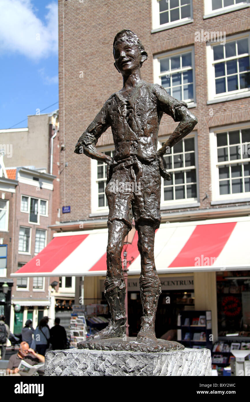 Het Lieverdje (Liebling) Urchin-Statue auf dem Spui Square in Amsterdam, Holland Stockfoto