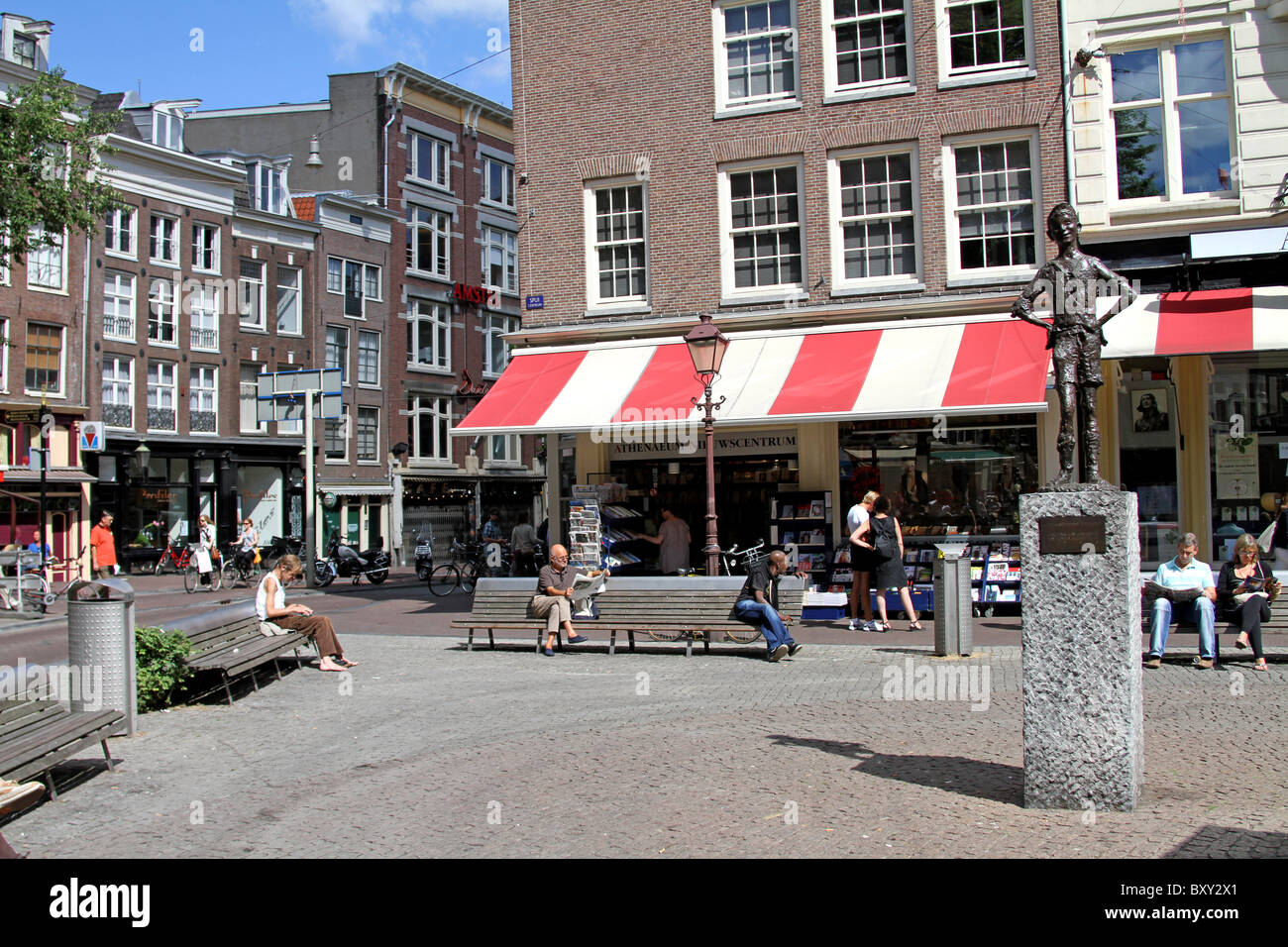 Het Lieverdje (Liebling) Urchin-Statue auf dem Spui Square in Amsterdam, Holland Stockfoto