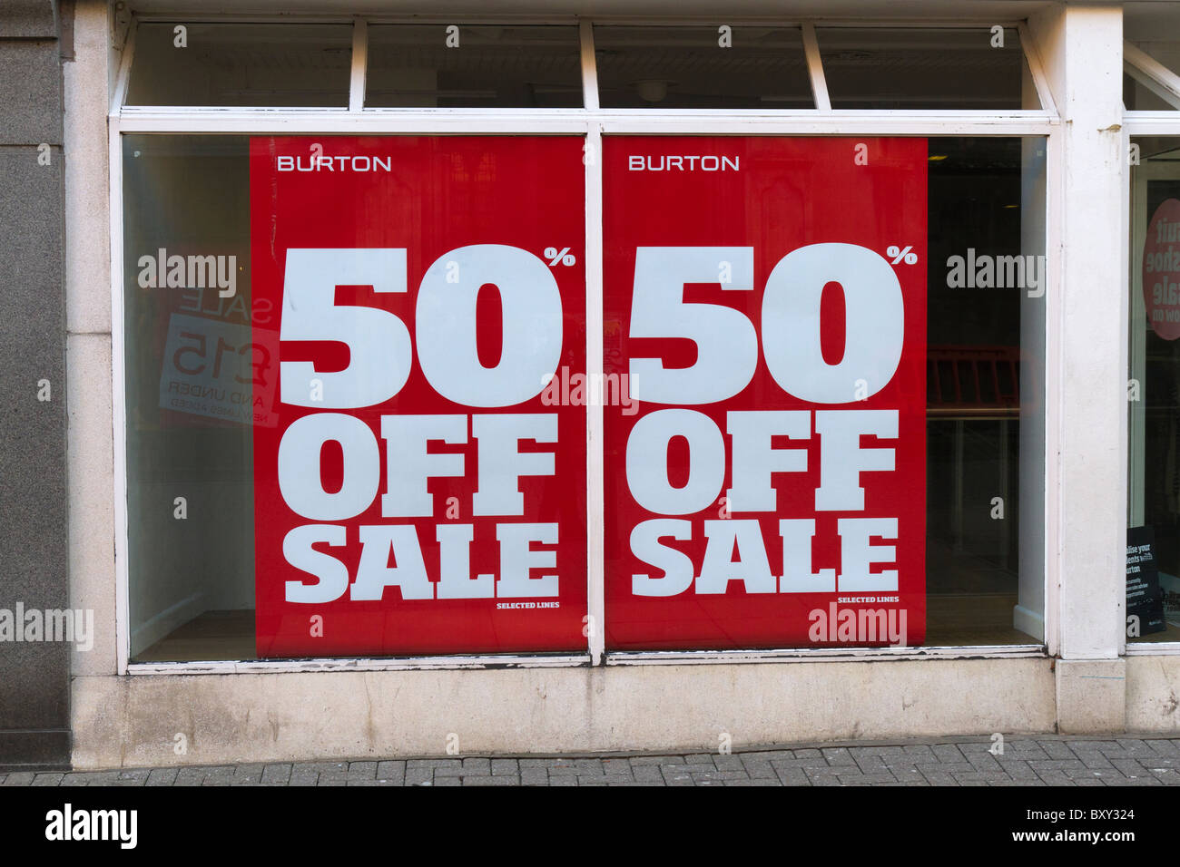 50 % Rabatt für Verkauf Zeichen in Schaufenstern Stockfoto