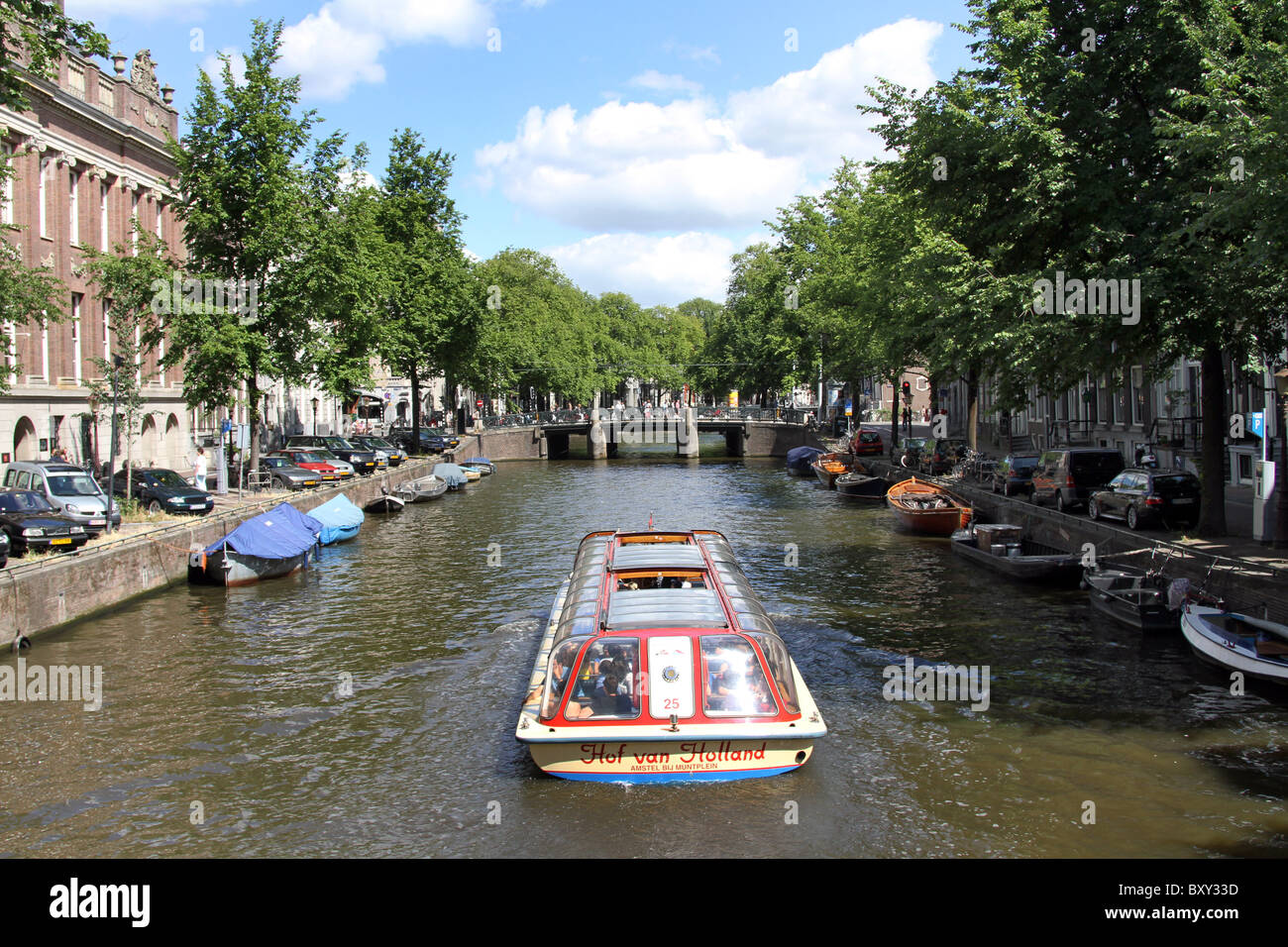 Touristenboot am Kanal in Amsterdam, Holland Stockfoto