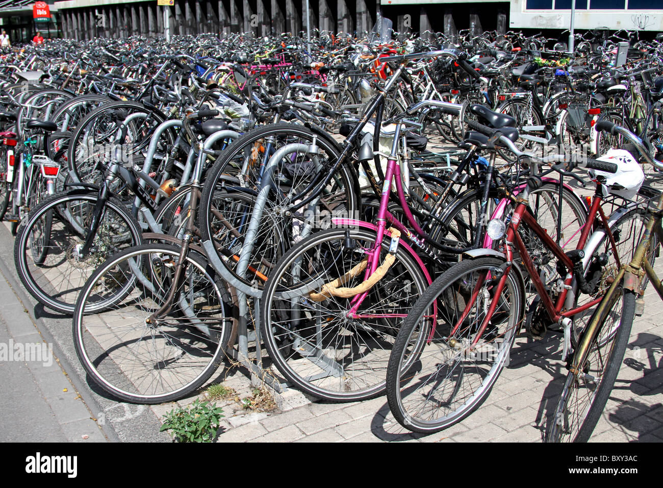 Fahrradpark für Fahrräder an der Central Station in Amsterdam, Holland Stockfoto