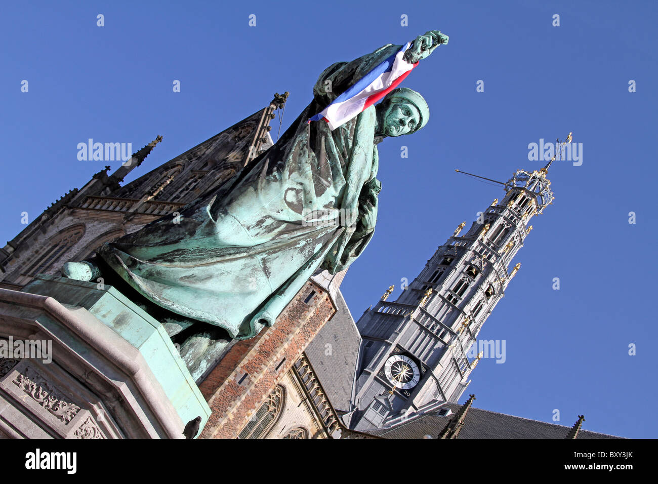 Statue von Laurens Janszoon Coster und der Grote Kerk oder St. Balo-Kirche in Haarlem, Holland Stockfoto