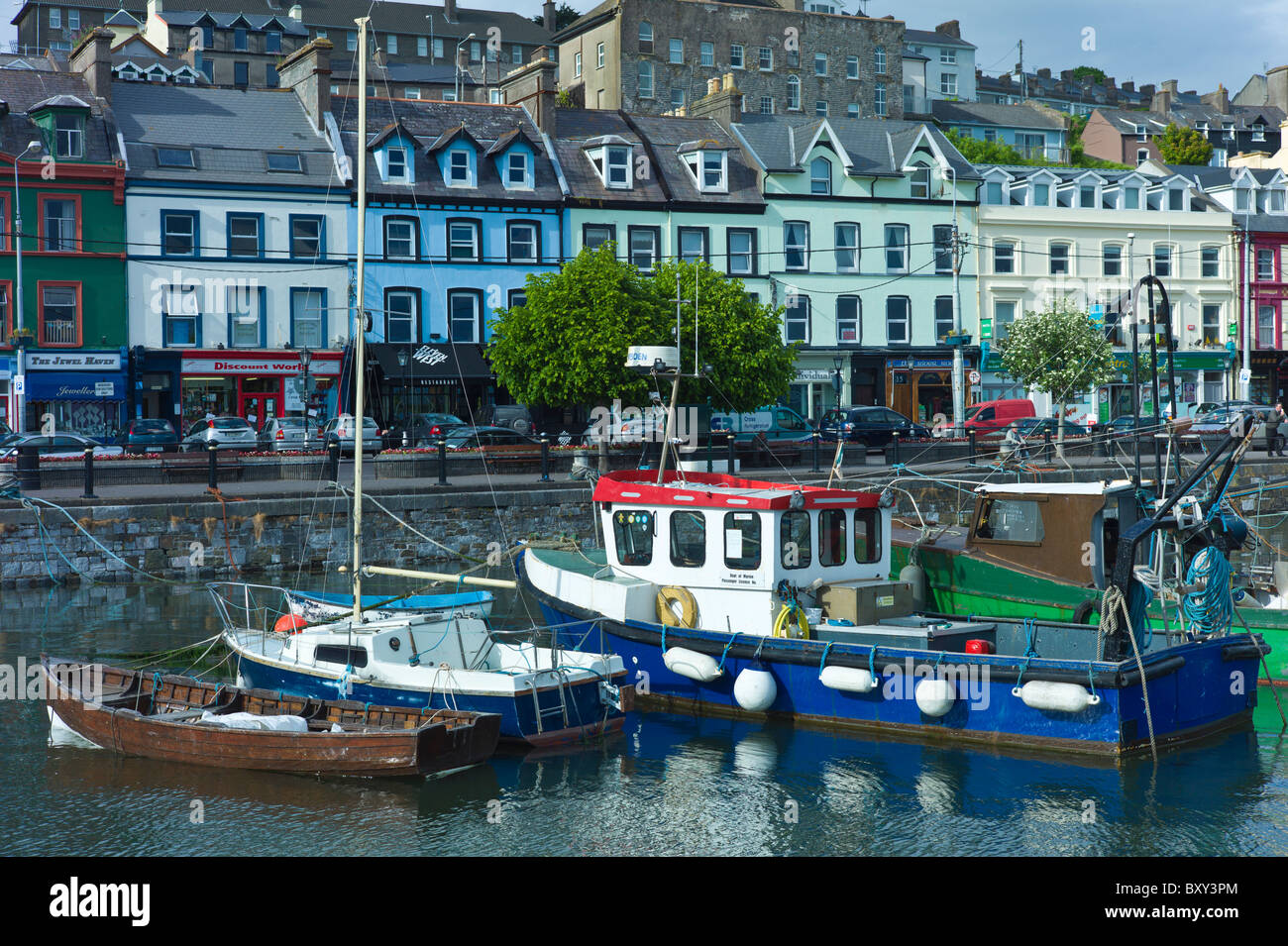 Beliebt als Reiseziel Cobh Hafen mit bunten Fischerbooten im County Cork, Irland Stockfoto
