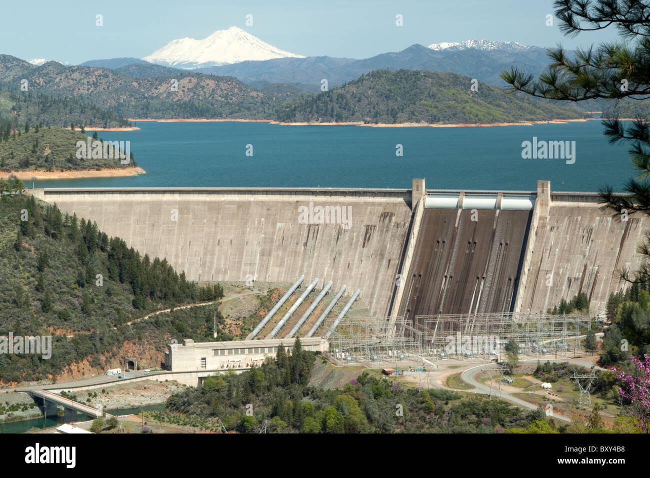 Drei Shastas - Shasta Dam, Shasta Lake und Mt. Shasta - an einem klaren Tag Stockfoto