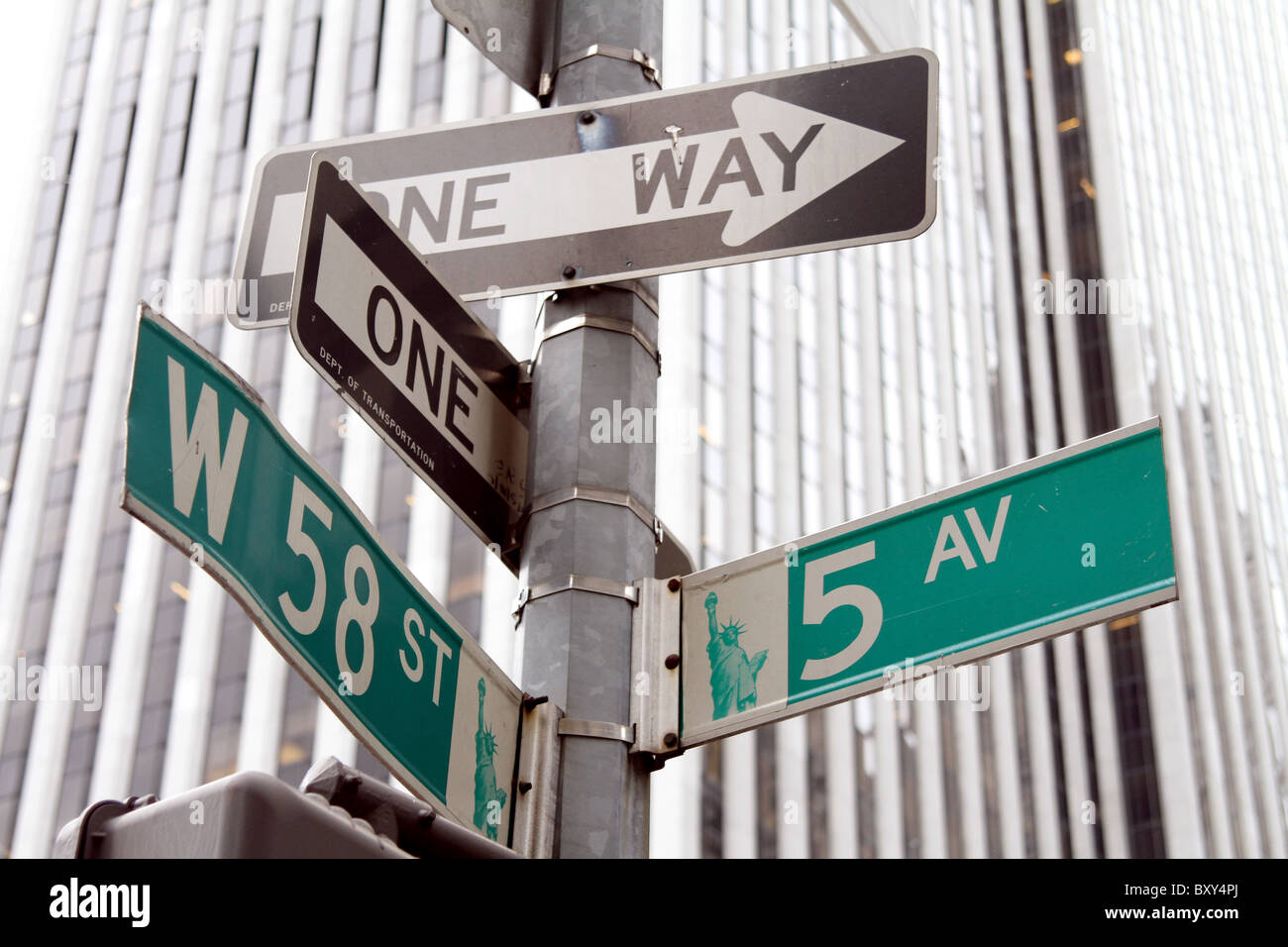 5th Avenue Straßenschild und Einweg Straßenschilder in West 58th Street ...