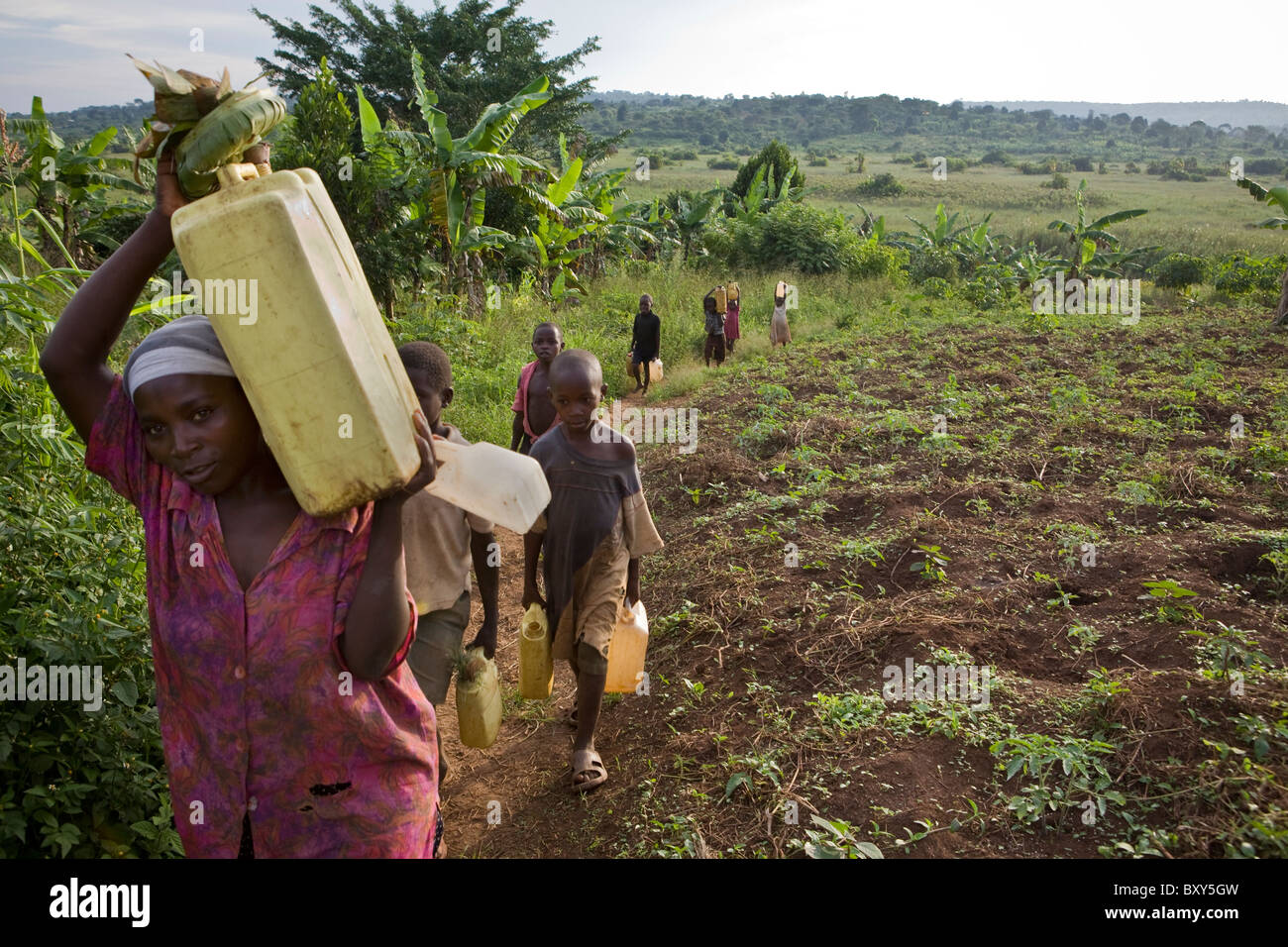 Faridah Nakiyimba (25) holt Wasser für ihre Familie. Bugana Dorf, Masaka District, Uganda. Stockfoto