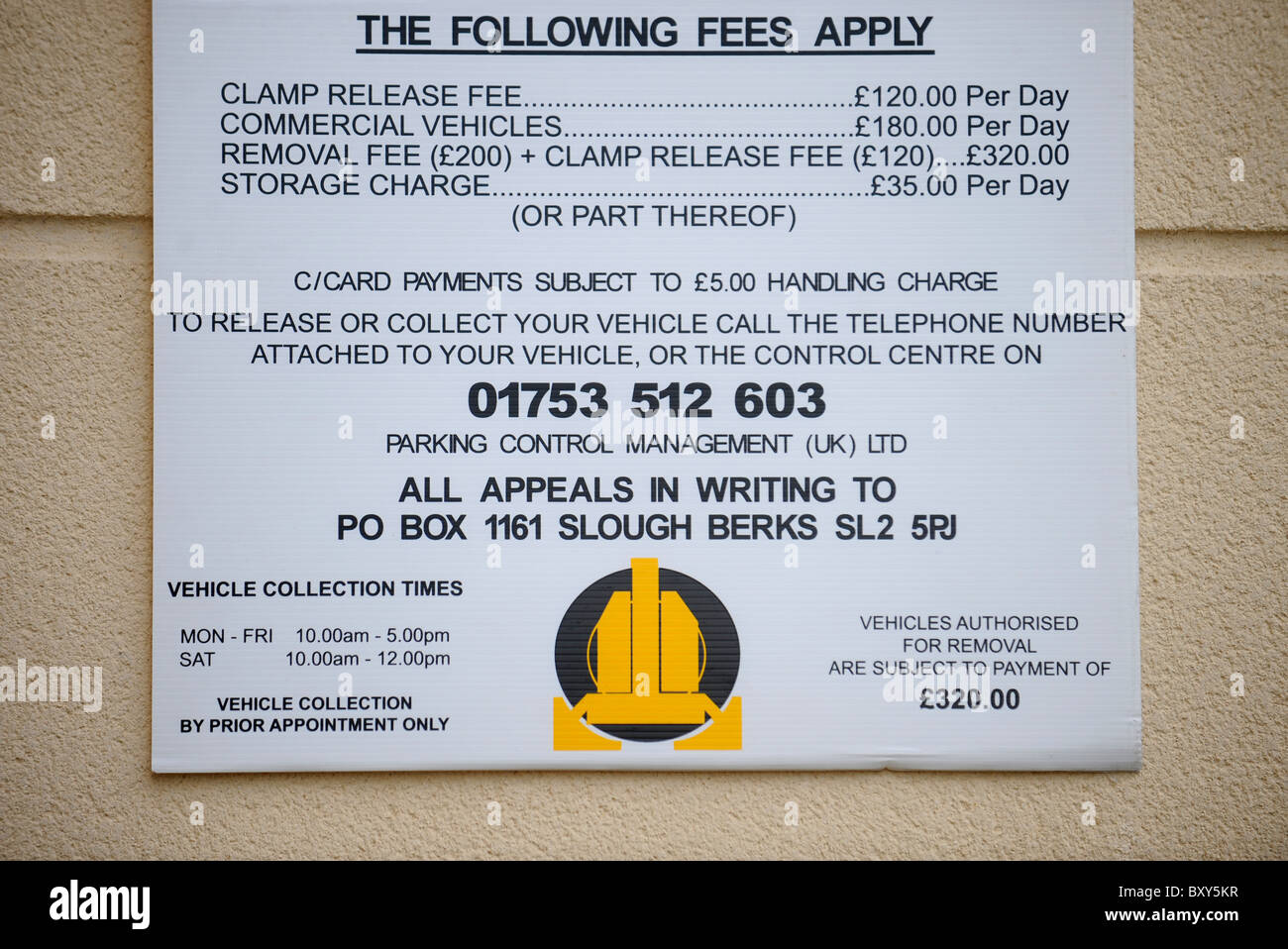 Eine Spannvorrichtung Autofirma bemerken in einem privaten Parkplatz für Wohnungen UK Stockfoto