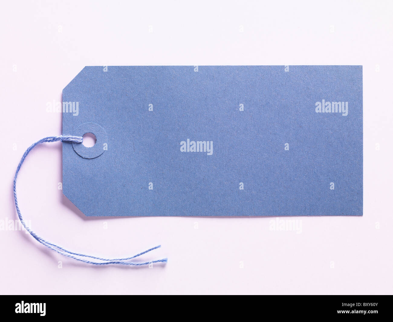 blauen Kofferanhänger mit roter String String Etikettenpapier Stockfoto