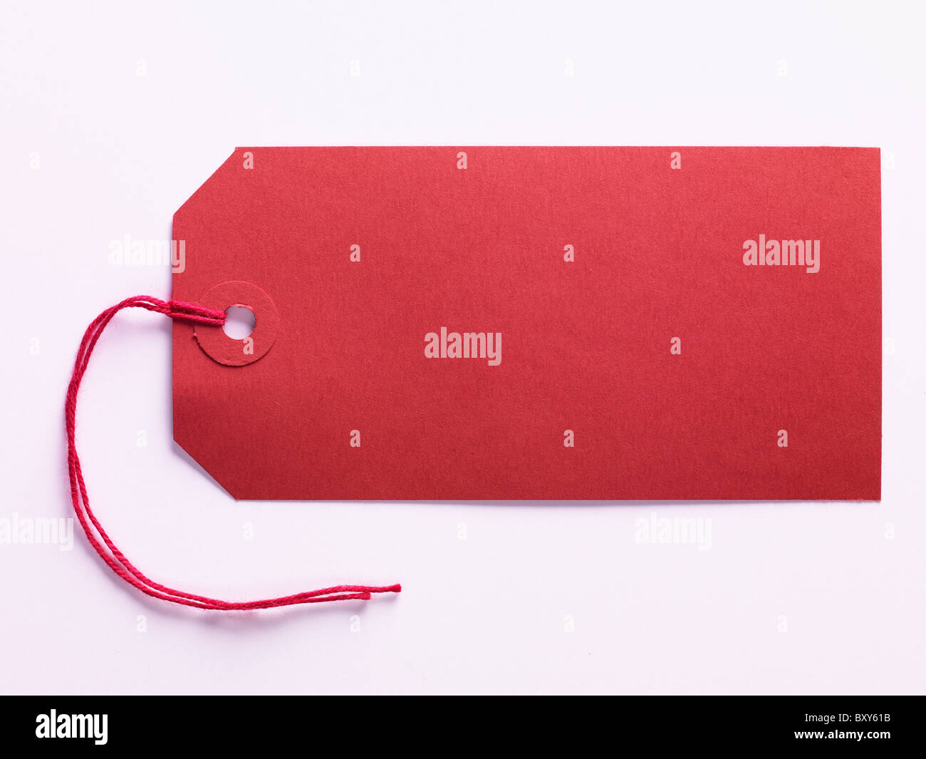 roten Kofferanhänger mit roter string Stockfoto