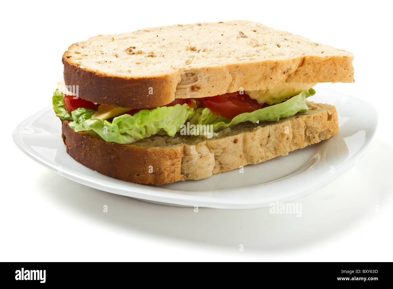 Vegetarisches Sandwich mit Käse, Tomaten und Salat auf braune Getreidespeicher Brot. Stockfoto