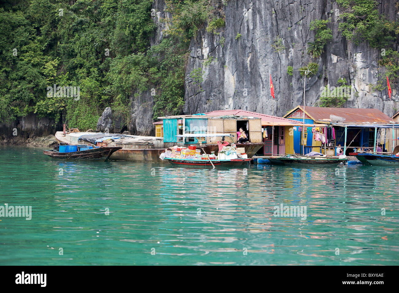 Traditionellen schwimmenden Fischerdorf in der Halong Bay, Nord-Vietnam Stockfoto