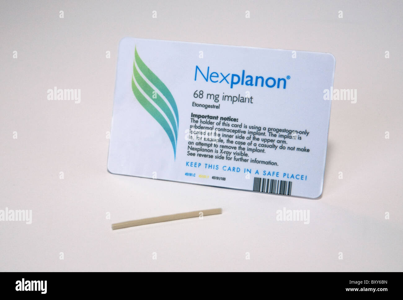 Das Nexplanon weibliche langfristig empfängnisverhütende Implantat für lange wirkenden reversible Empfängnisverhütung und seine Benutzer-Informationskarte Stockfoto