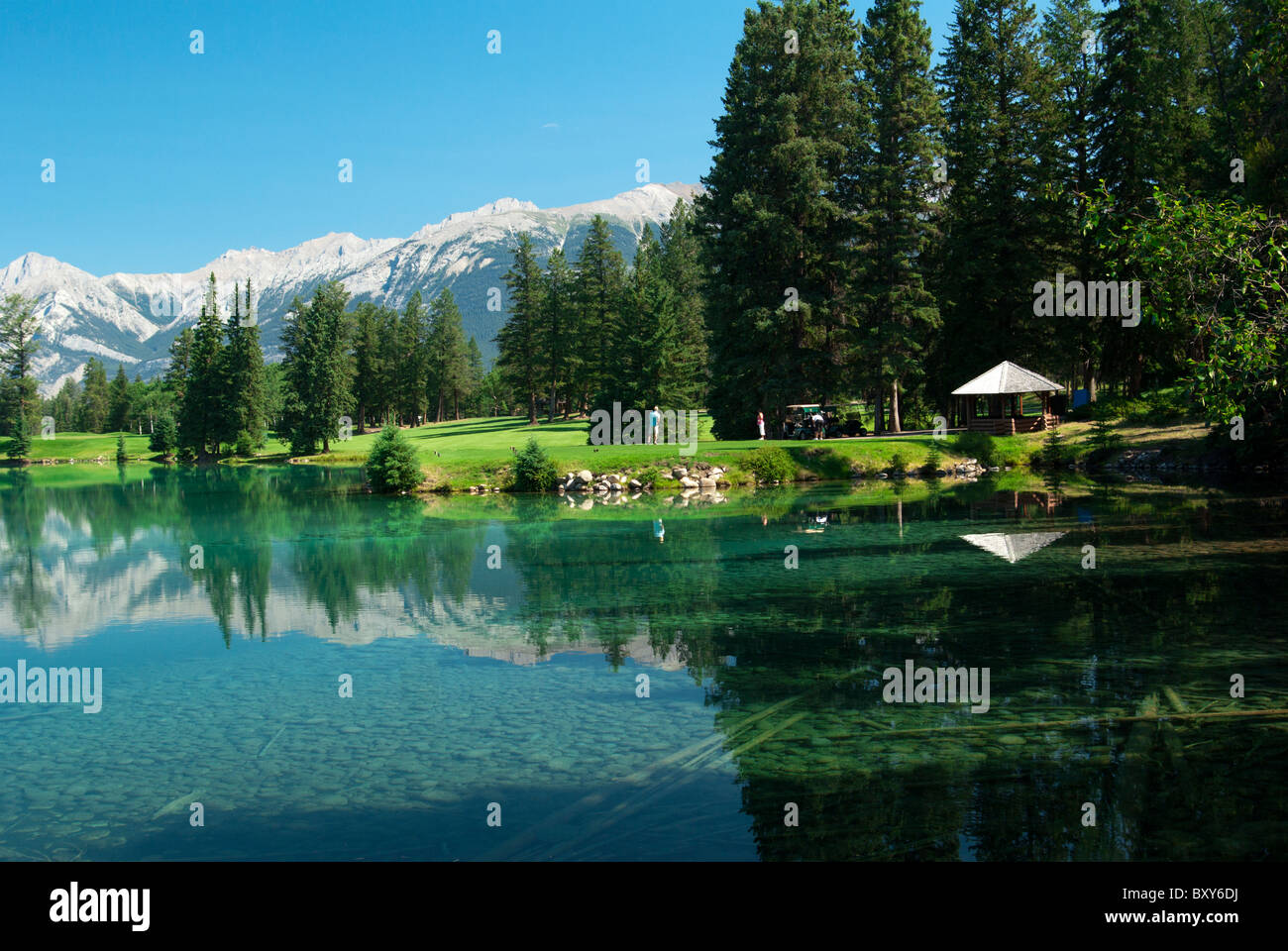 Kanada, abschlägt Lac Beauvert, Jasper Nationalpark Mann auf Golfplatz, See, Frau Uhren Stockfoto