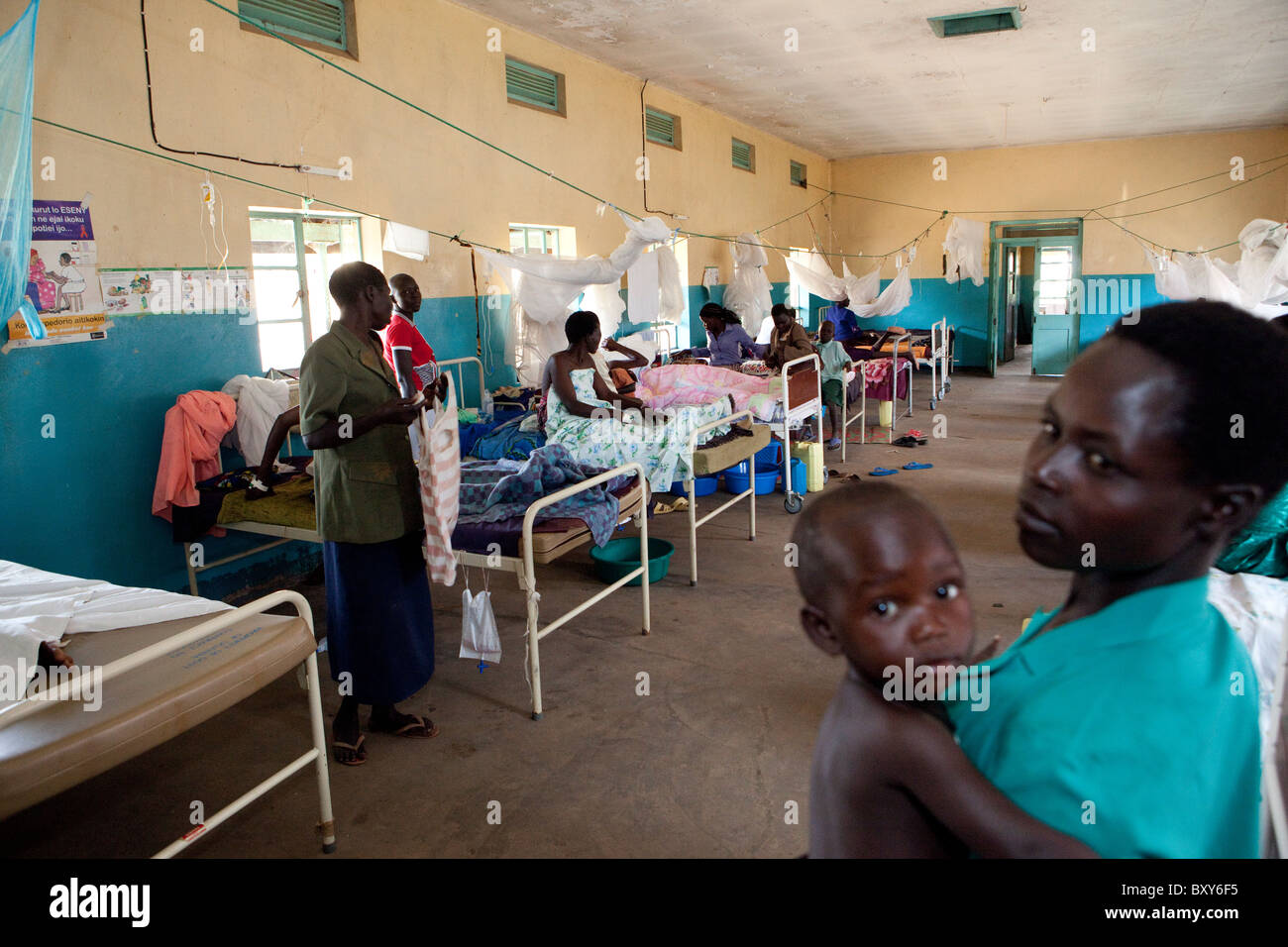 Frauen in der Entbindungsstation am Amuria Gesundheit Zentrum IV - Amuria District, Uganda, Ostafrika ruhen. Stockfoto