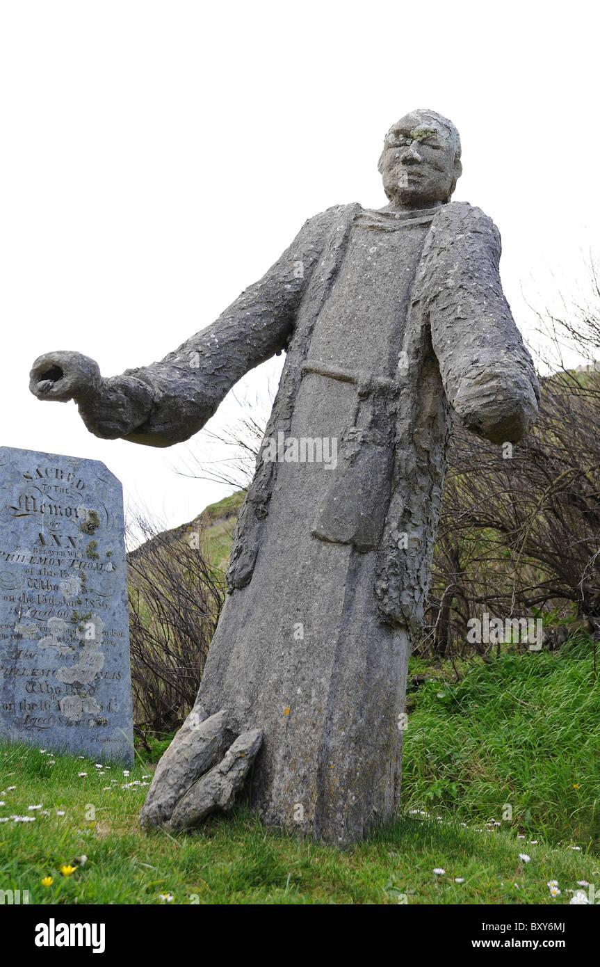 eine Statue von St.Winwaloe außerhalb der St.Winwaloe Kirche in der Gemeinde Poundstock in der Nähe von Helston, Cornwall, UK Stockfoto