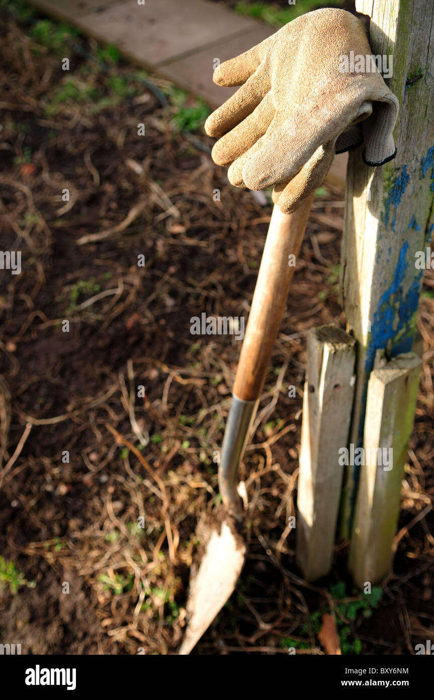 Gartenhandschuhe ruht auf Spaten auf Zuteilung. Stockfoto