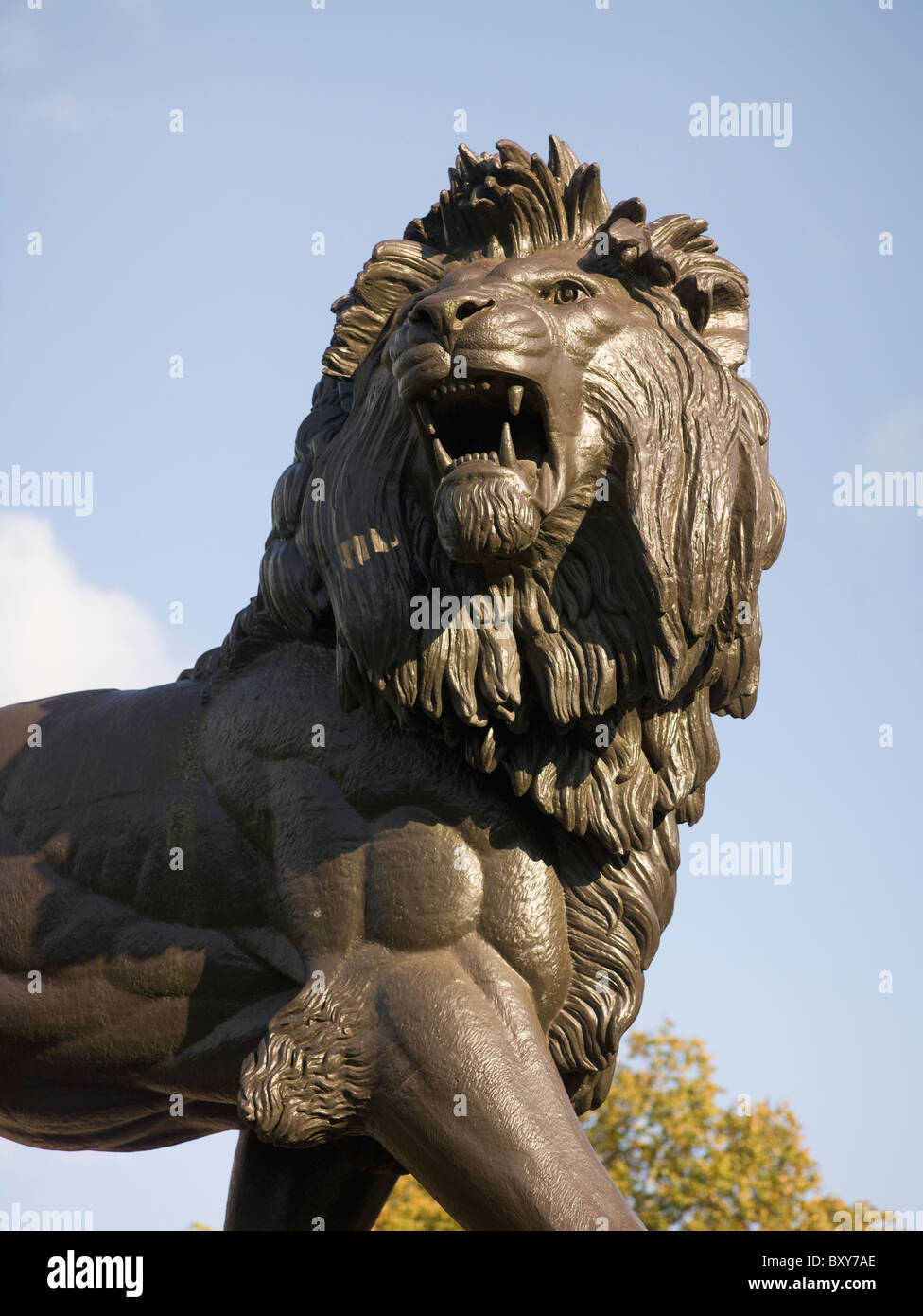 Reading, Berkshire. Forbury Square, Maiwand Denkmal für die afghanische Kampagne von 1880, warf Eisen Statue Löwen 1884-6. Stockfoto